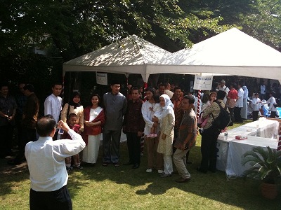 イドゥル・フィトリ レバラン 断食明け大祭 駐日インドネシア大使公邸 記念撮影をするインドネシア人